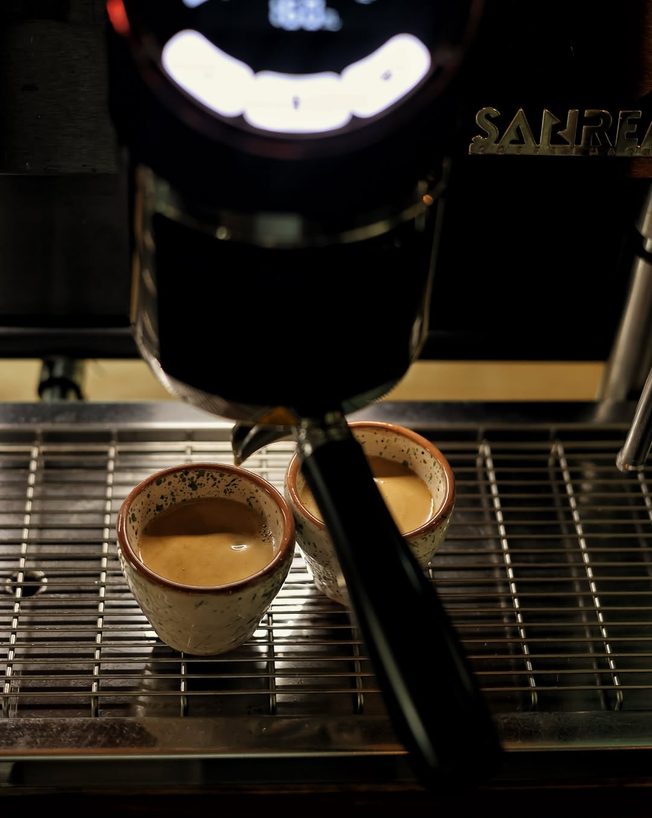 Două espresso proaspăt extrase la espressorul Barissimo