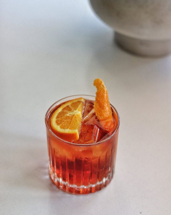 Negroni cu felie de portocală, pe barul Barissimo