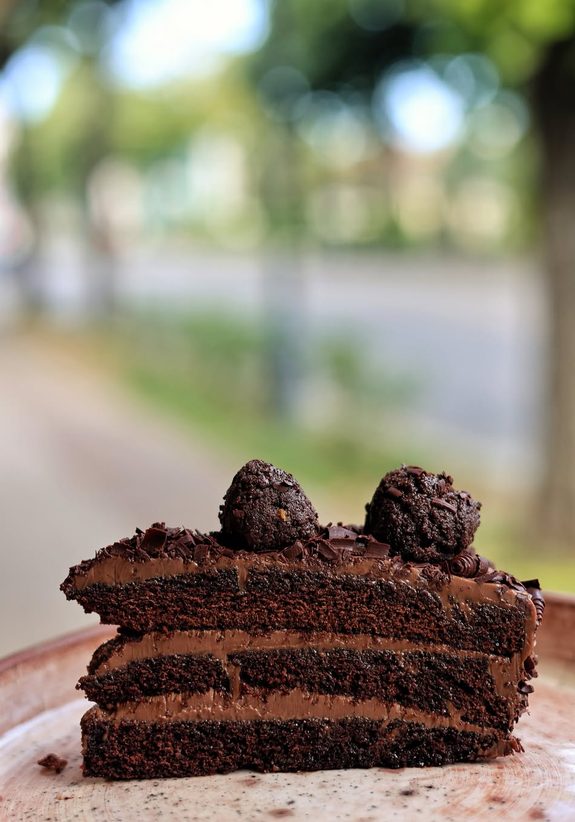 Felie de tort de ciocolată pe farfurie ceramică